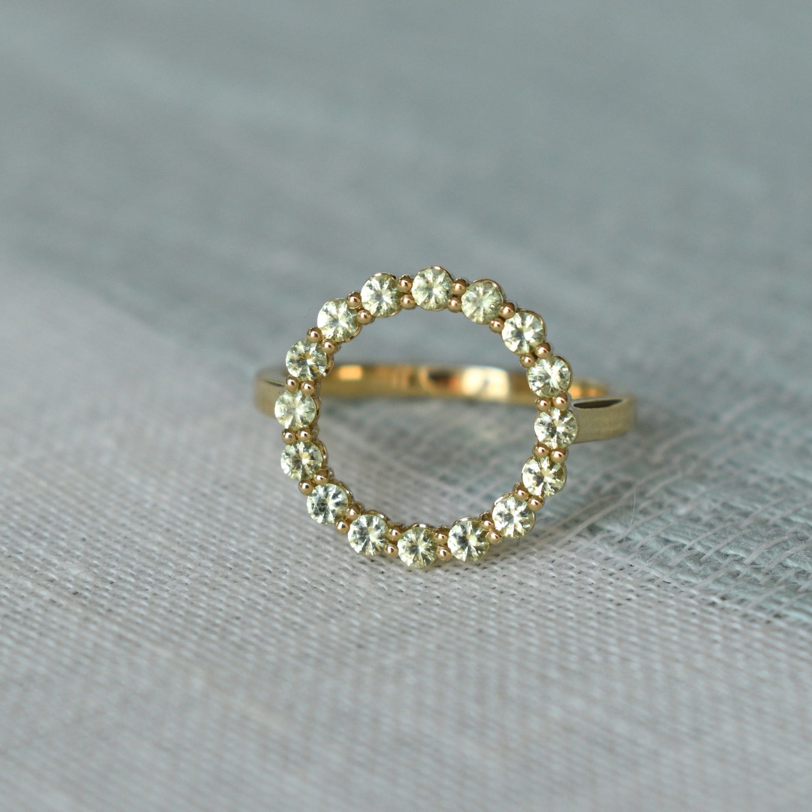 Rosecliff Circle Peridot Ring in 14k Gold (August)