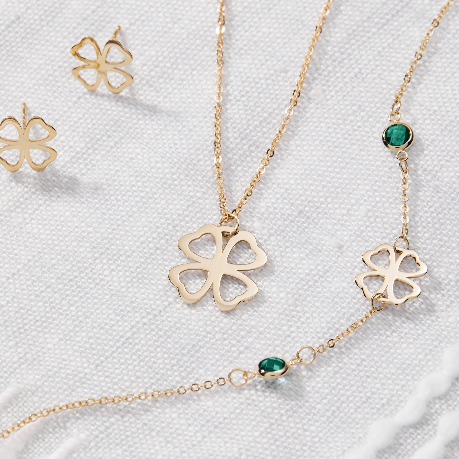 Flat Clover Pendant with Classic Chain in 14k Gold