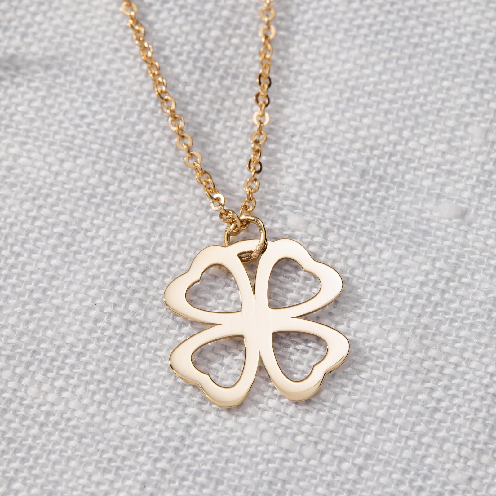 Flat Clover Pendant with Classic Chain in 14k Gold