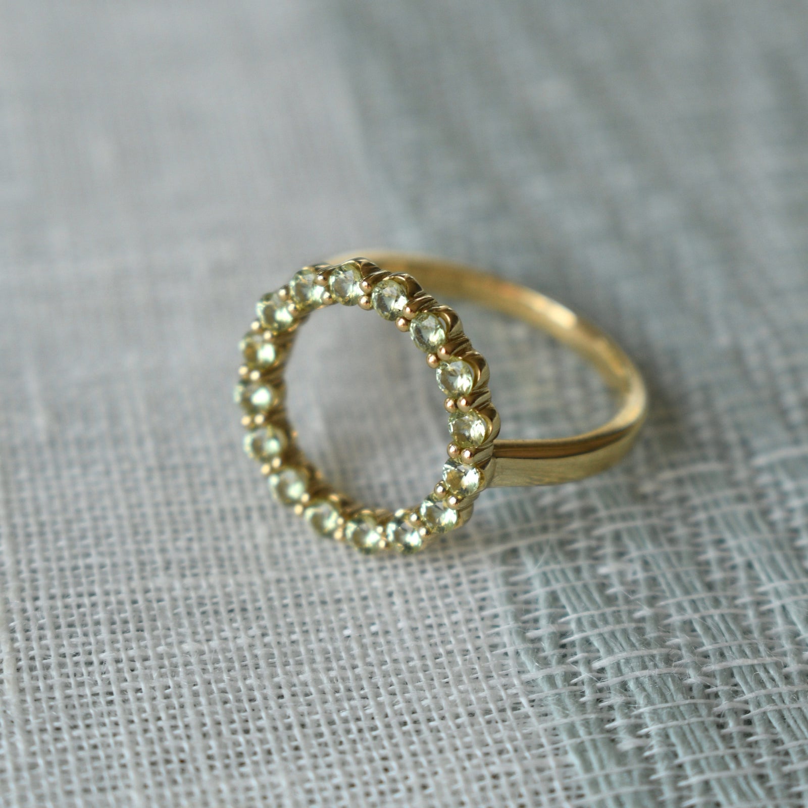 Rosecliff Circle Peridot Ring in 14k Gold (August)