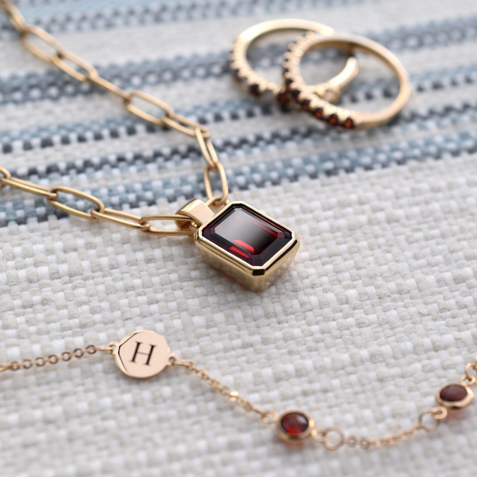 Warren Garnet Pendant in 14k Gold (January)