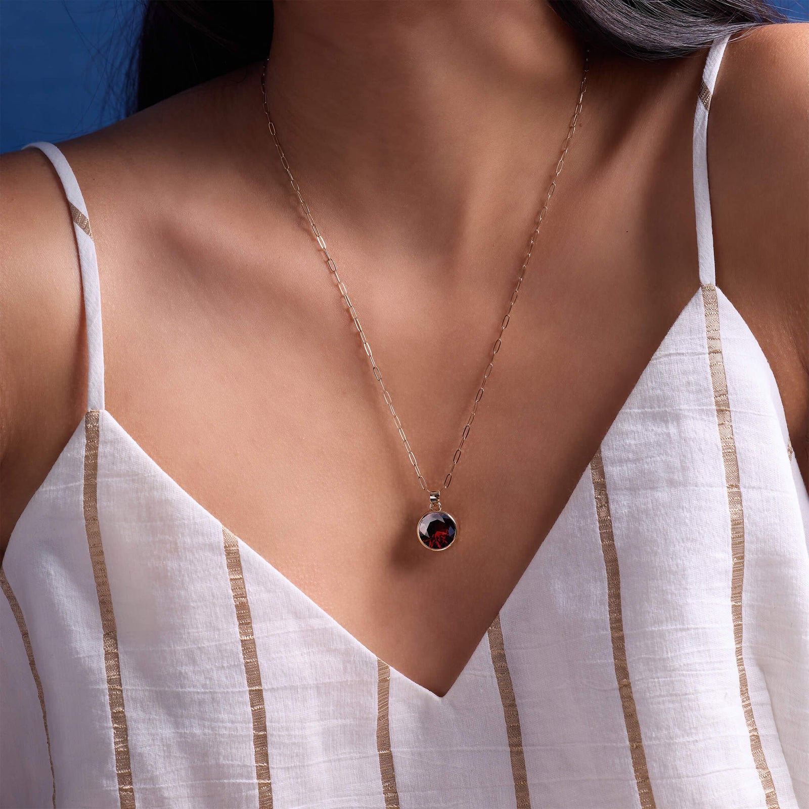 Jamestown Garnet Pendant in 14k Gold (January)