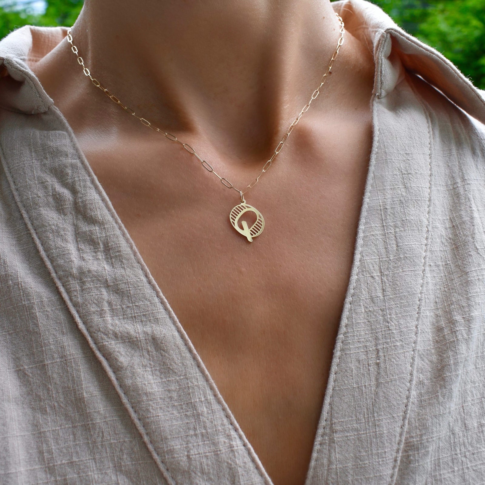 Essex Letter Q Pendant in 14k Gold