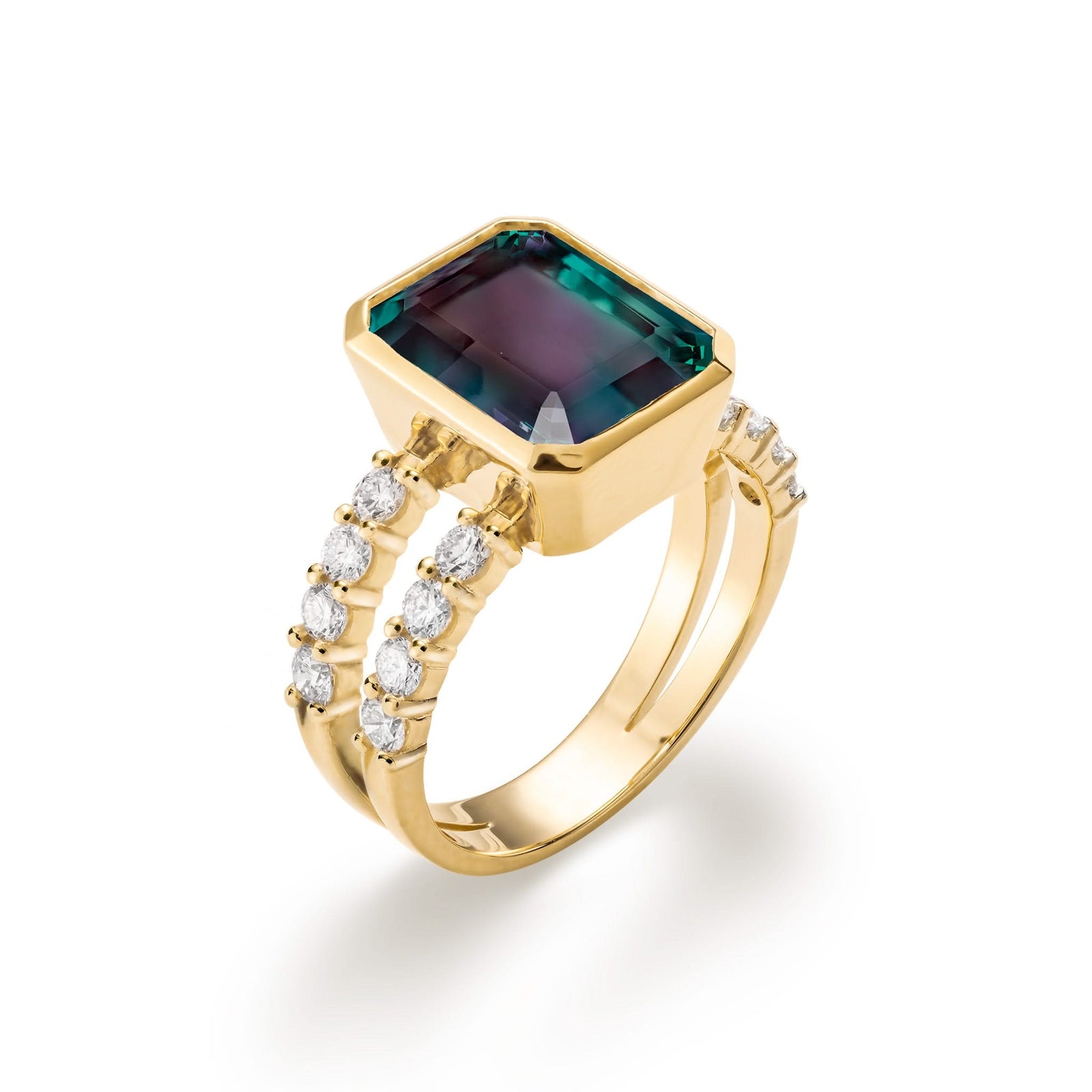 Warren ring in 14k yellow gold with accent diamonds featuring one 10 x 8 mm emerald cut Alexandrite - aspect view