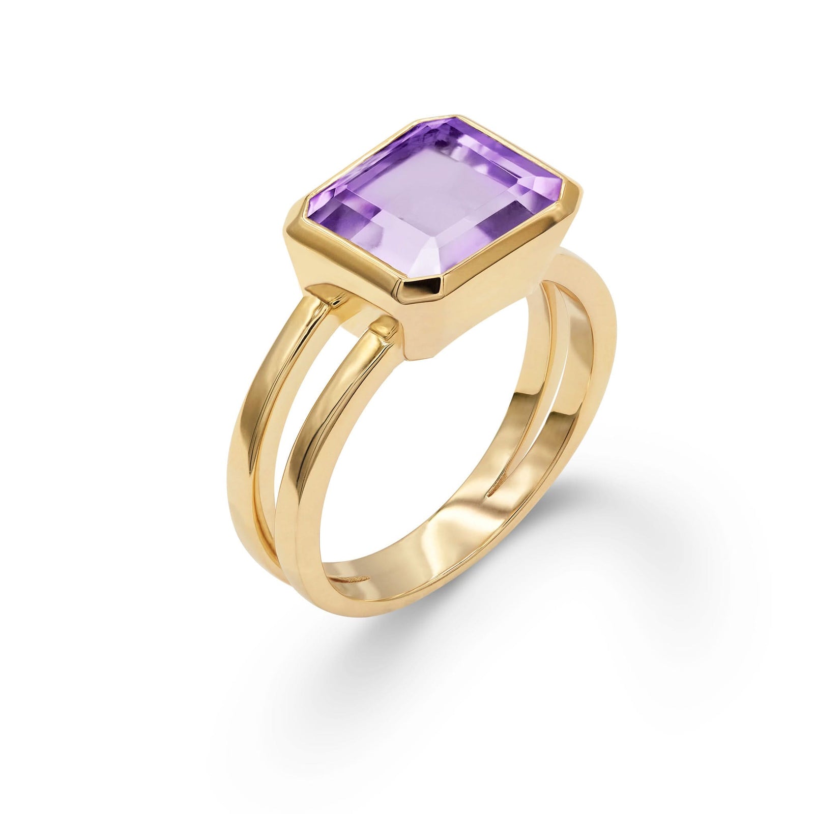 Warren Horizontal Amethyst Ring in 14k gold, featuring a hand-faceted, bezel-set 8x10mm amethyst - aspect view