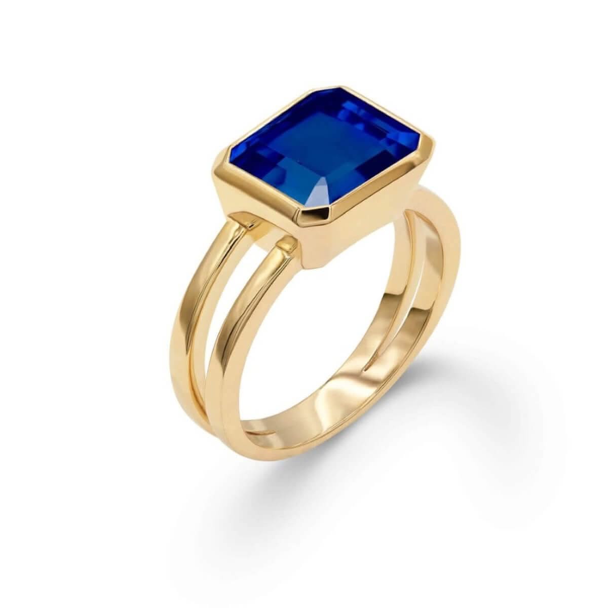 Warren Horizontal Sapphire Ring, featuring an emerald-cut 8 x 10mm sapphire in 14k gold - aspect view.
