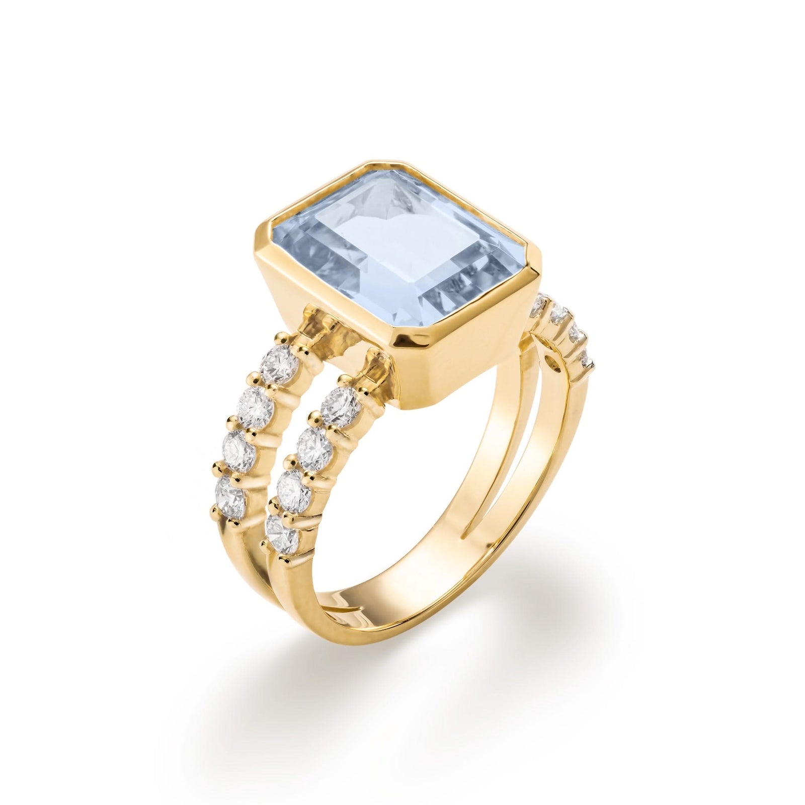 Warren ring in 14k yellow gold with accent diamonds featuring one 10 x 8 mm emerald cut bezel set aquamarine - aspect view