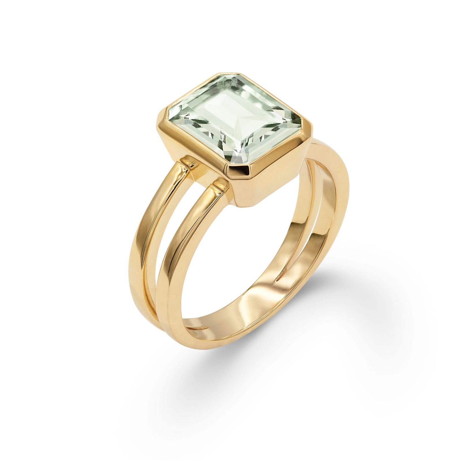 Warren ring in 14k yellow gold featuring one 10 x 8 mm Green Amethyst cut bezel set Green Amethyst - aspect view