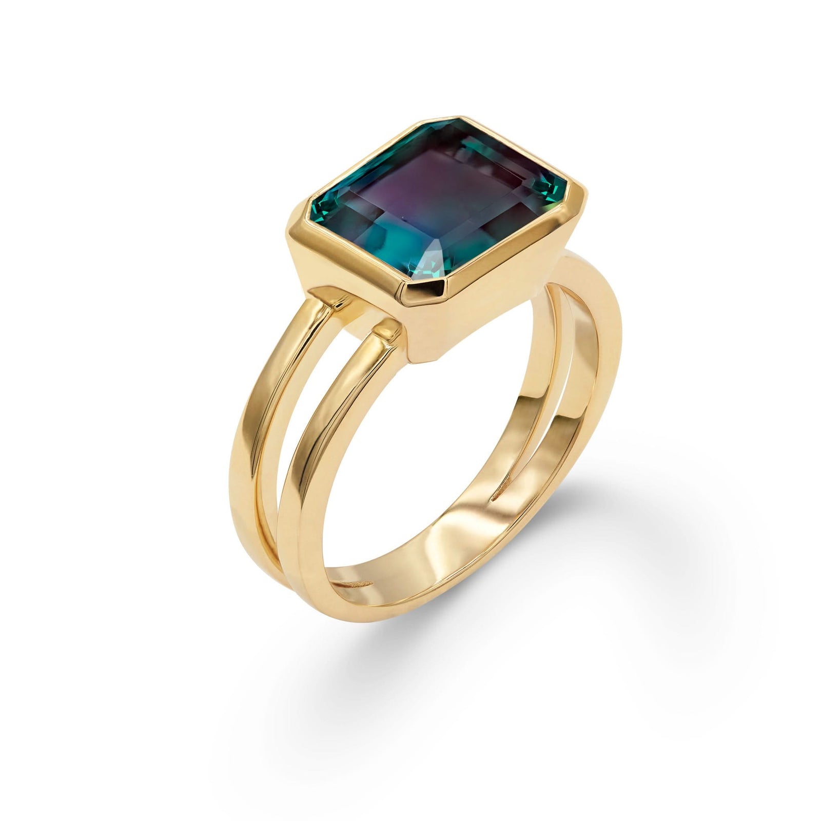 Warren Horizontal Alexandrite Ring in the 14k gold, featuring a color-changing and-faceted, bezel-set 8 x 10mm Alexandrite - aspect view