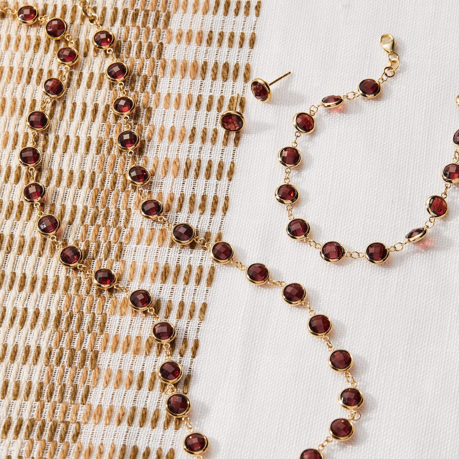 Newport Grand Garnet Bracelet in 14k Gold (January)