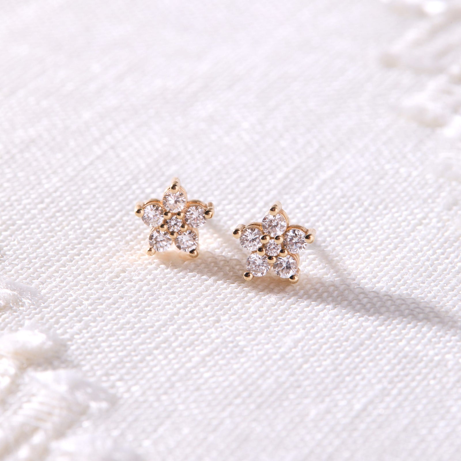 Greenwich Mini Flower Diamond Earrings in 14k Gold (April)