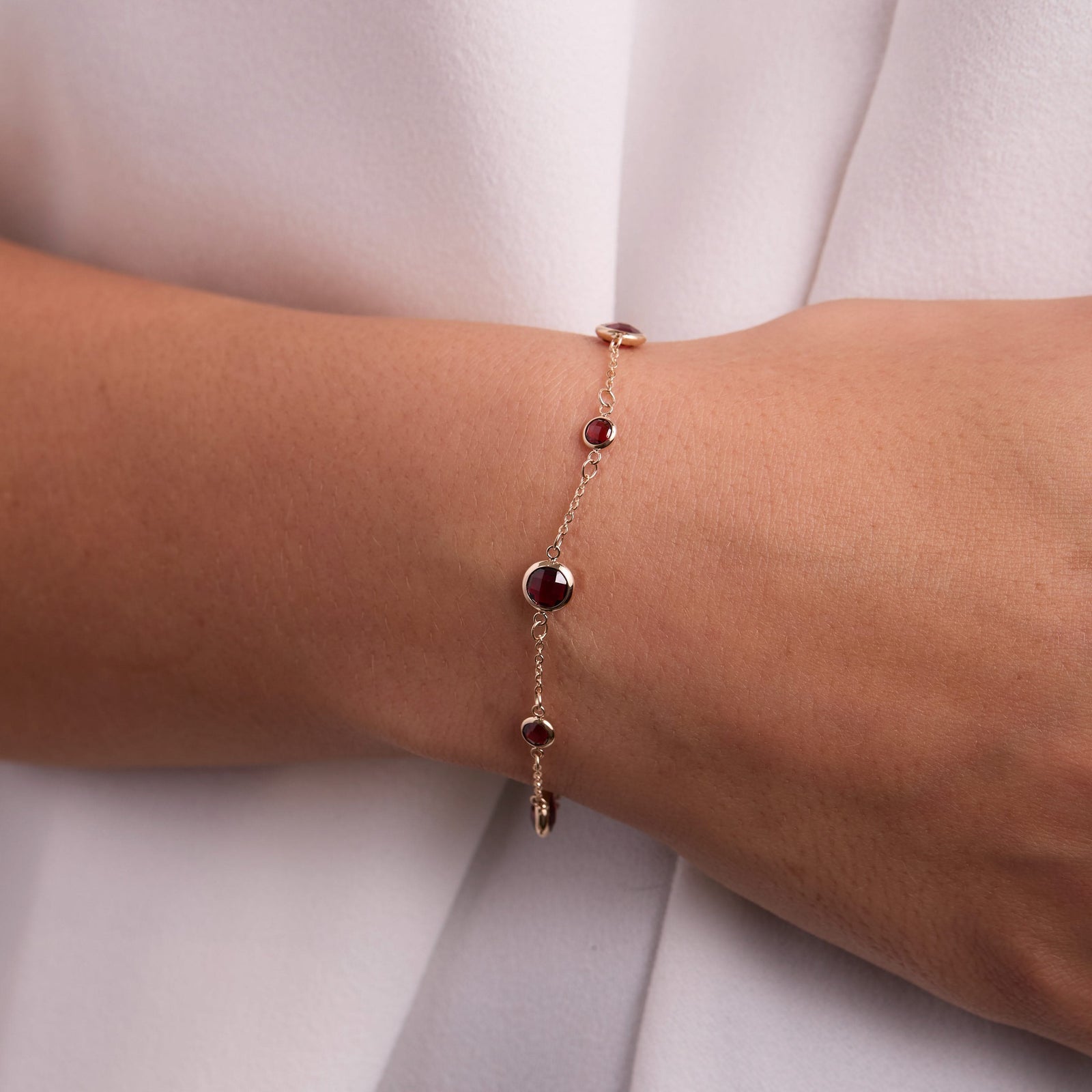 Bayberry Grand & Petite 7 Garnet Bracelet in 14k Gold (January)