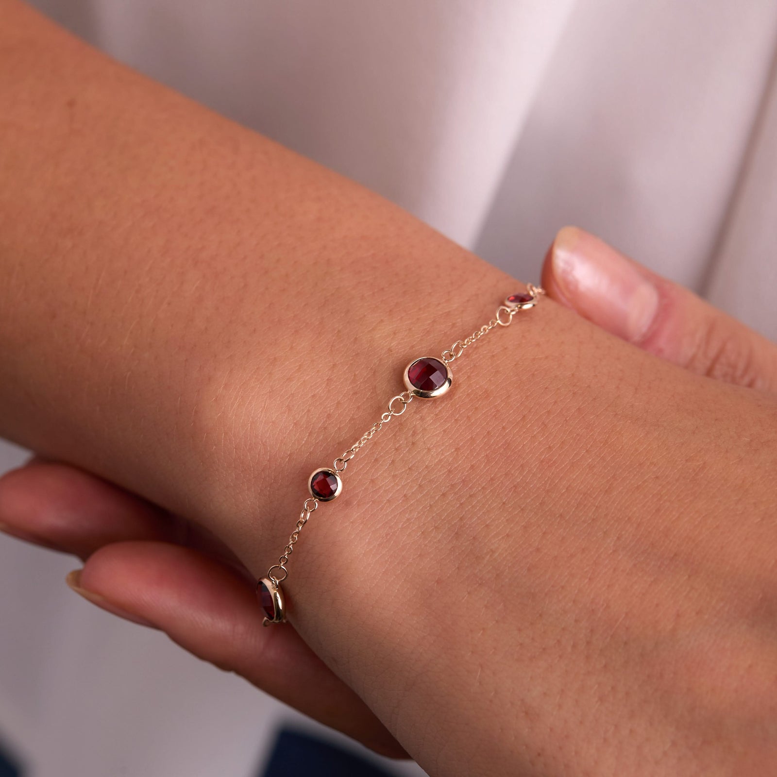 Bayberry Grand & Petite 7 Garnet Bracelet in 14k Gold (January)