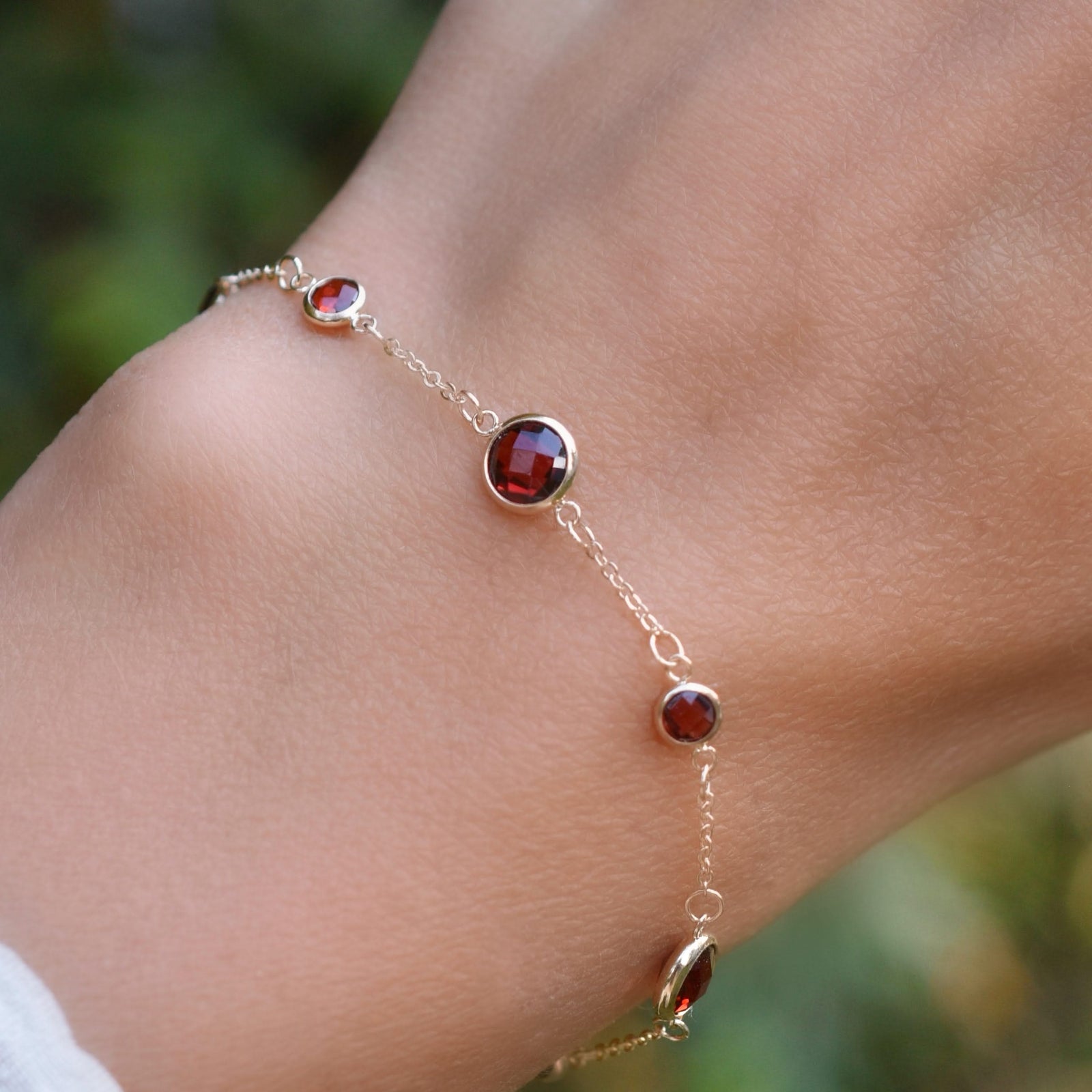 Bayberry Grand & Petite 7 Garnet Bracelet in 14k Gold (January)