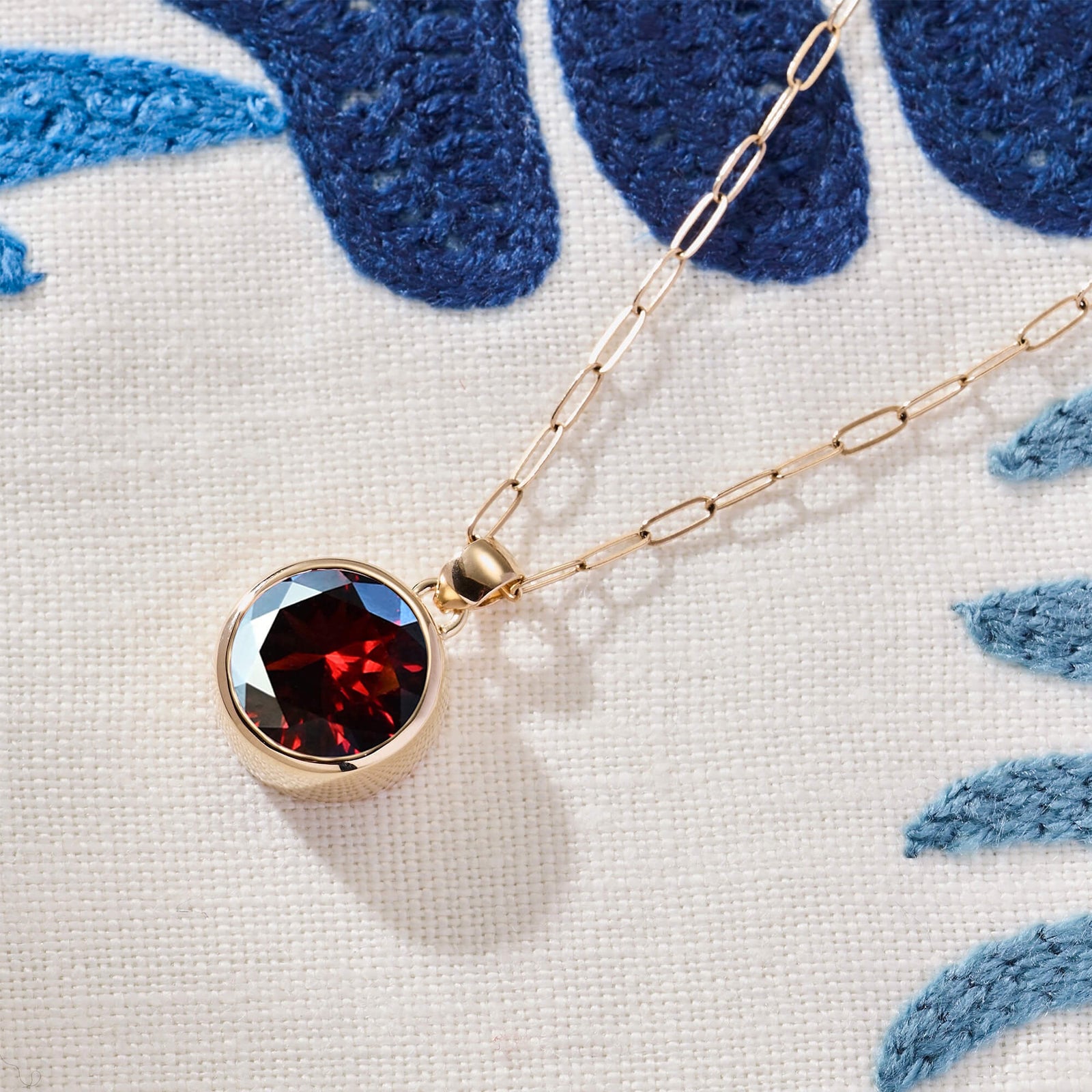 Jamestown Garnet Pendant in 14k Gold (January)