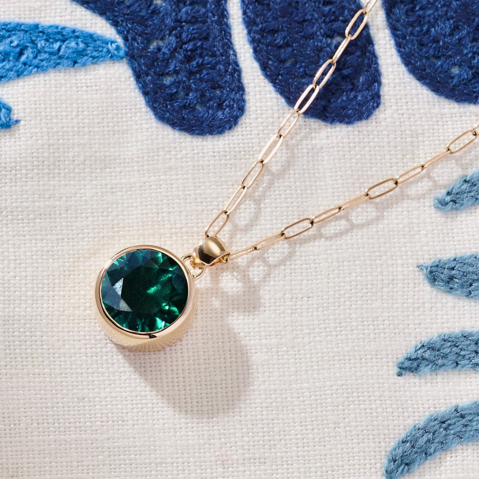 Jamestown Emerald Pendant in 14k Gold (May)