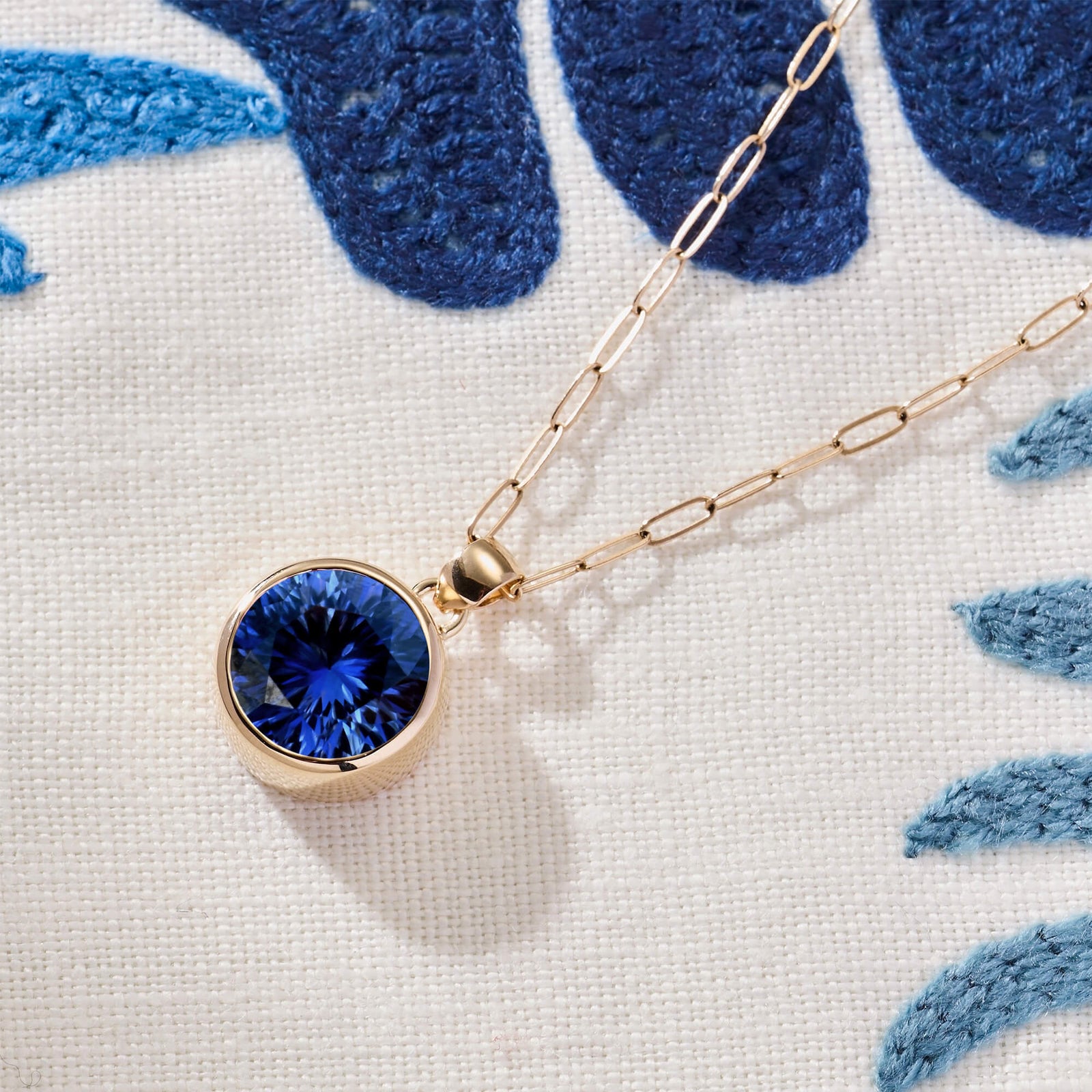 Jamestown Sapphire Pendant in 14k Gold (September)