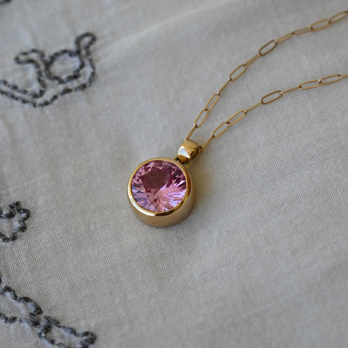 Jamestown Birthstone Pendant in 14k Gold