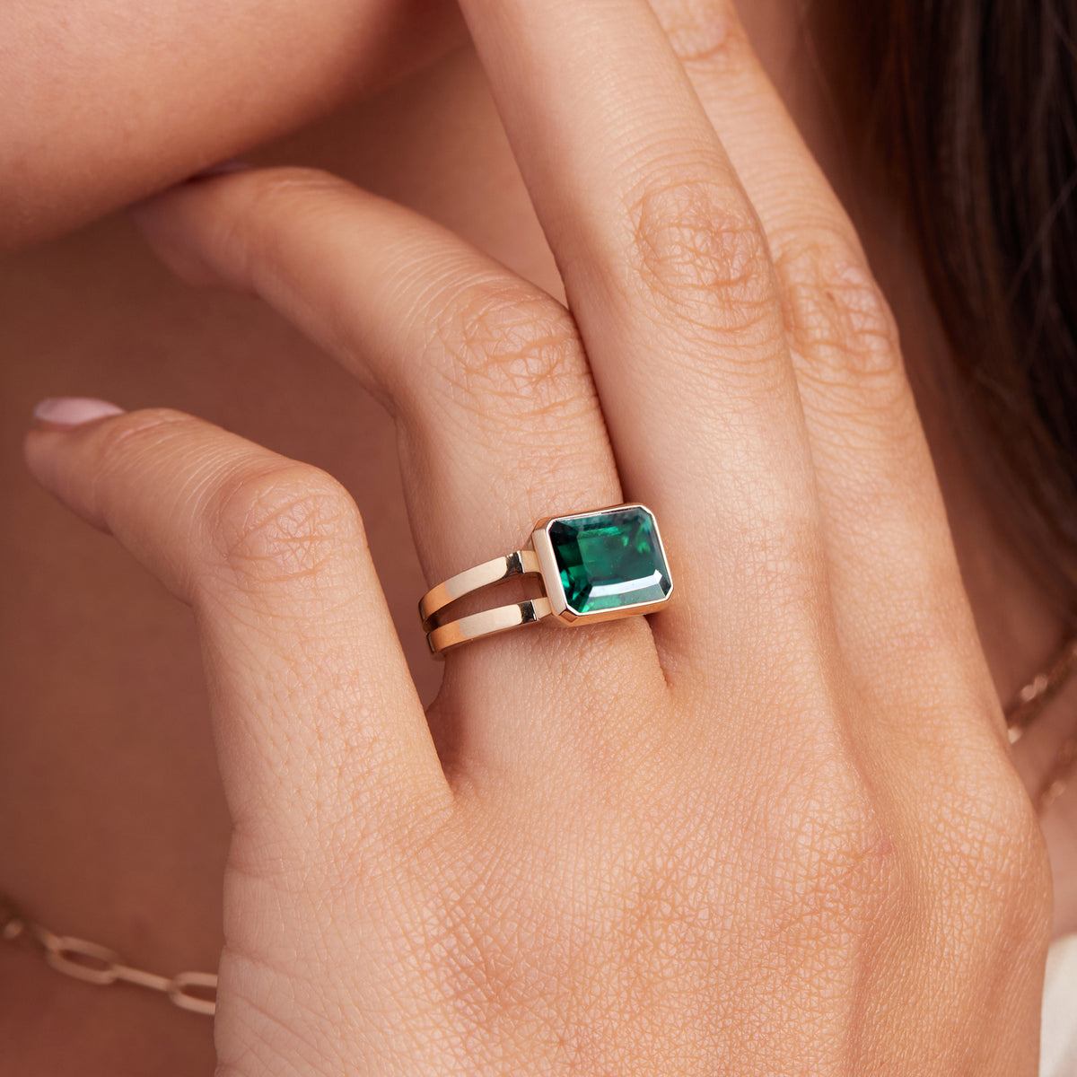 Horizontal emerald outlet ring