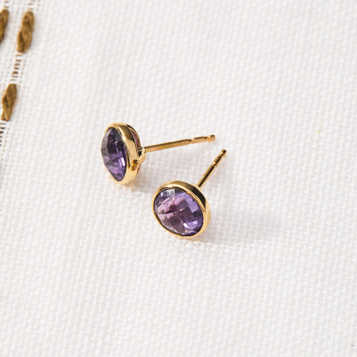 Femme Luxe Orecchini A Perno Solitario Ametista 14k: Gioiello Donna Con Pietra Viola, Regalo Con Scopo Benefico